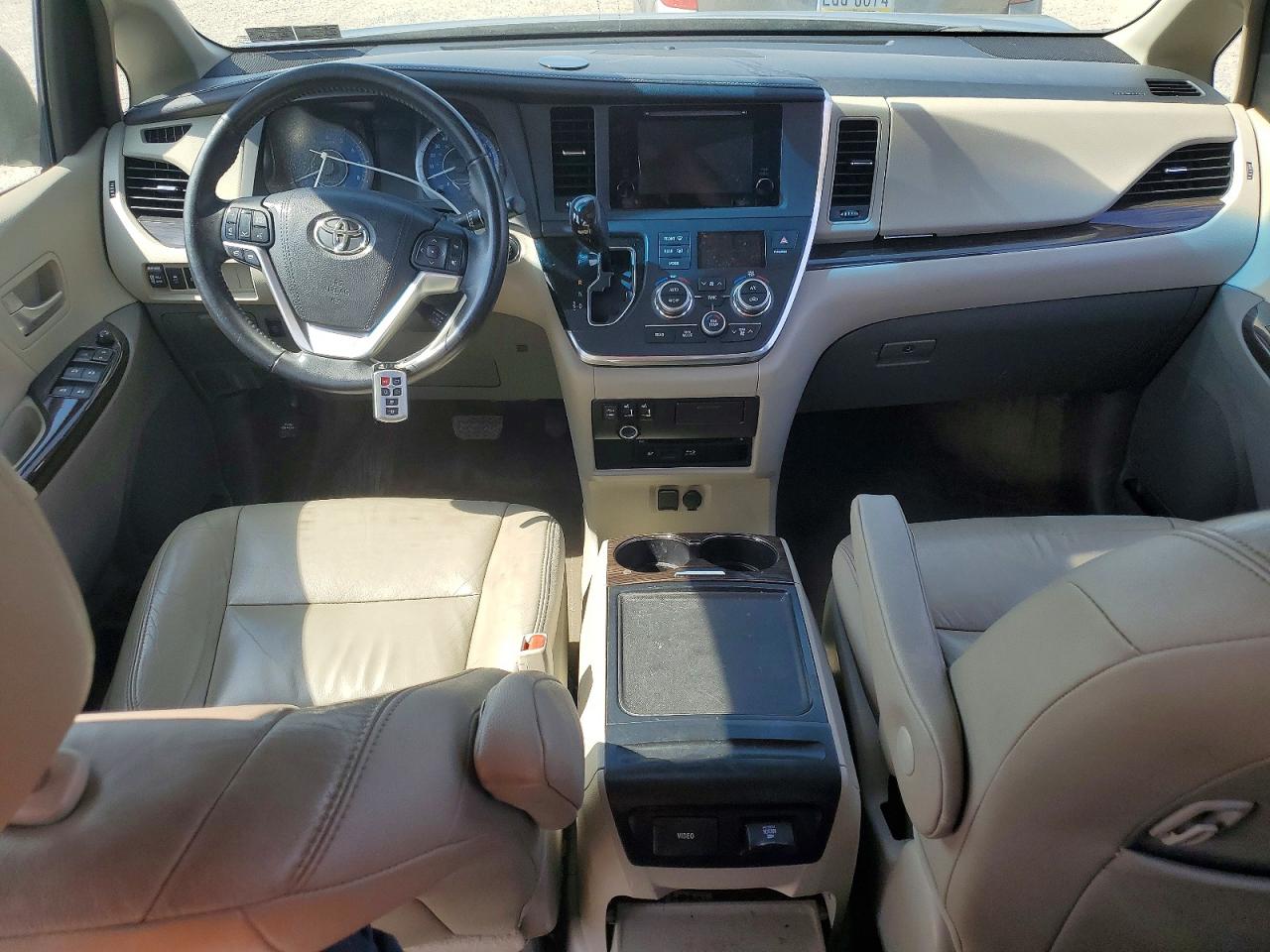 2015 TOYOTA SIENNA photo 8