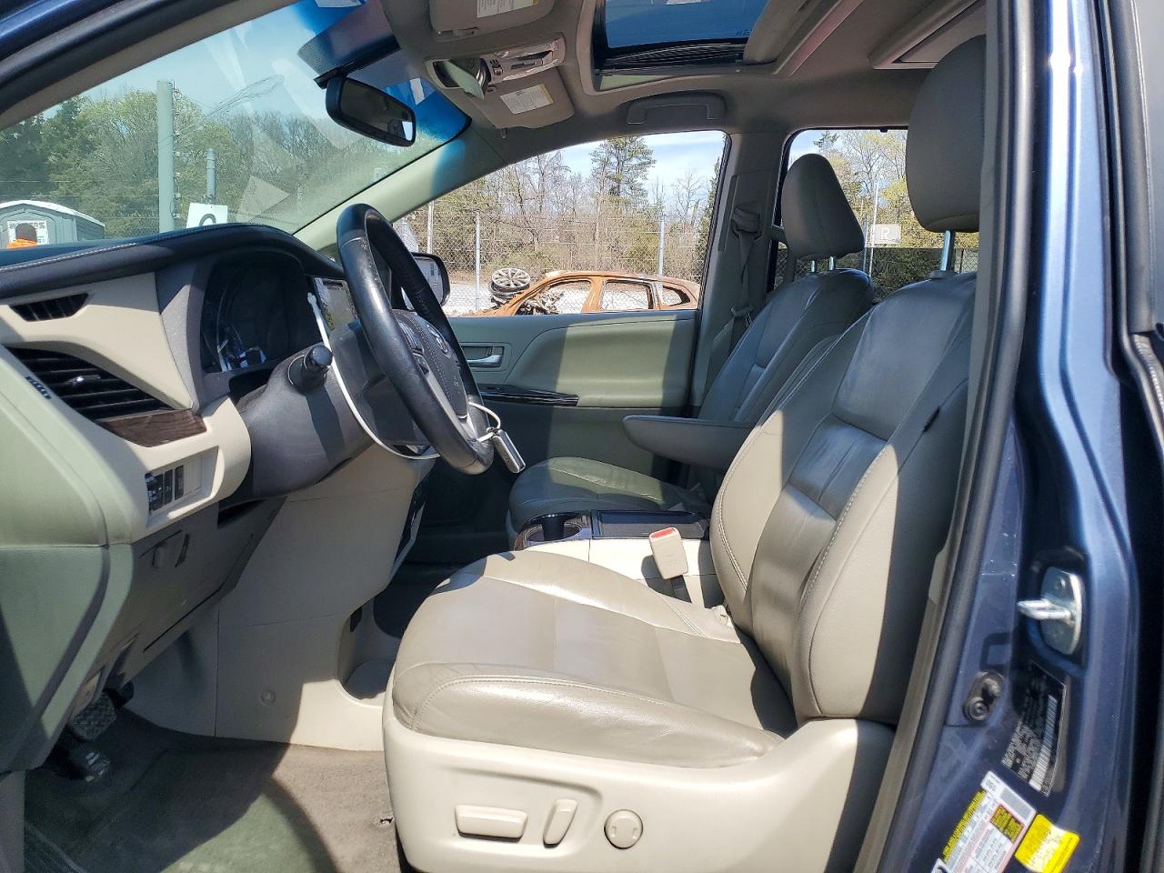 2015 TOYOTA SIENNA photo 7