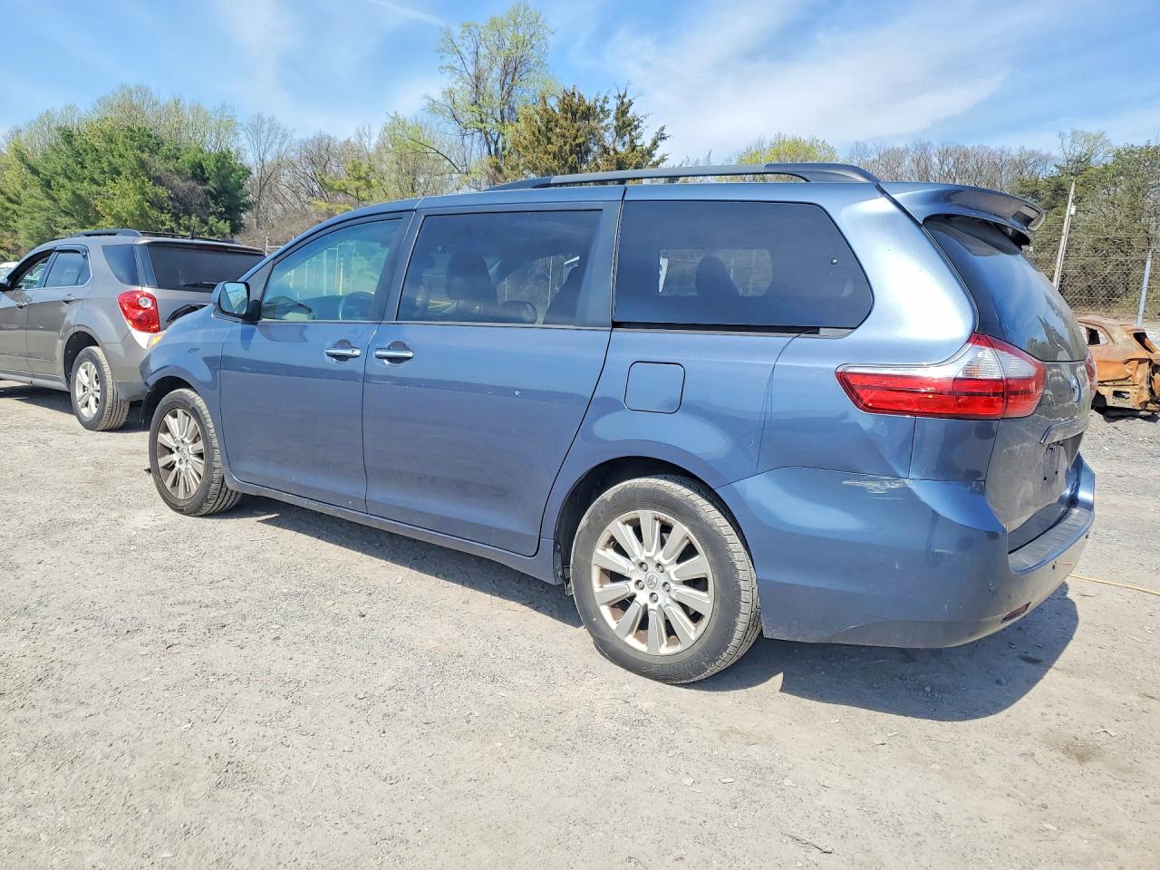 2015 TOYOTA SIENNA photo 2