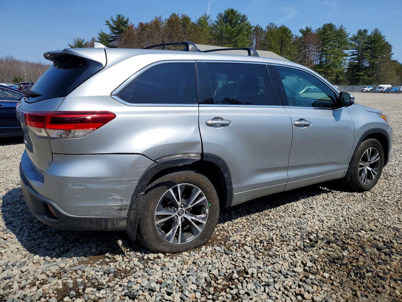 2017 TOYOTA HIGHLANDER LE PLUS photo 3