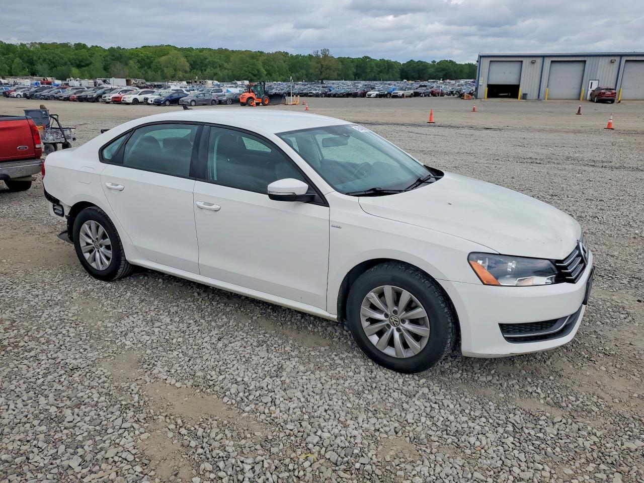 2015 VOLKSWAGEN PASSAT S photo 10