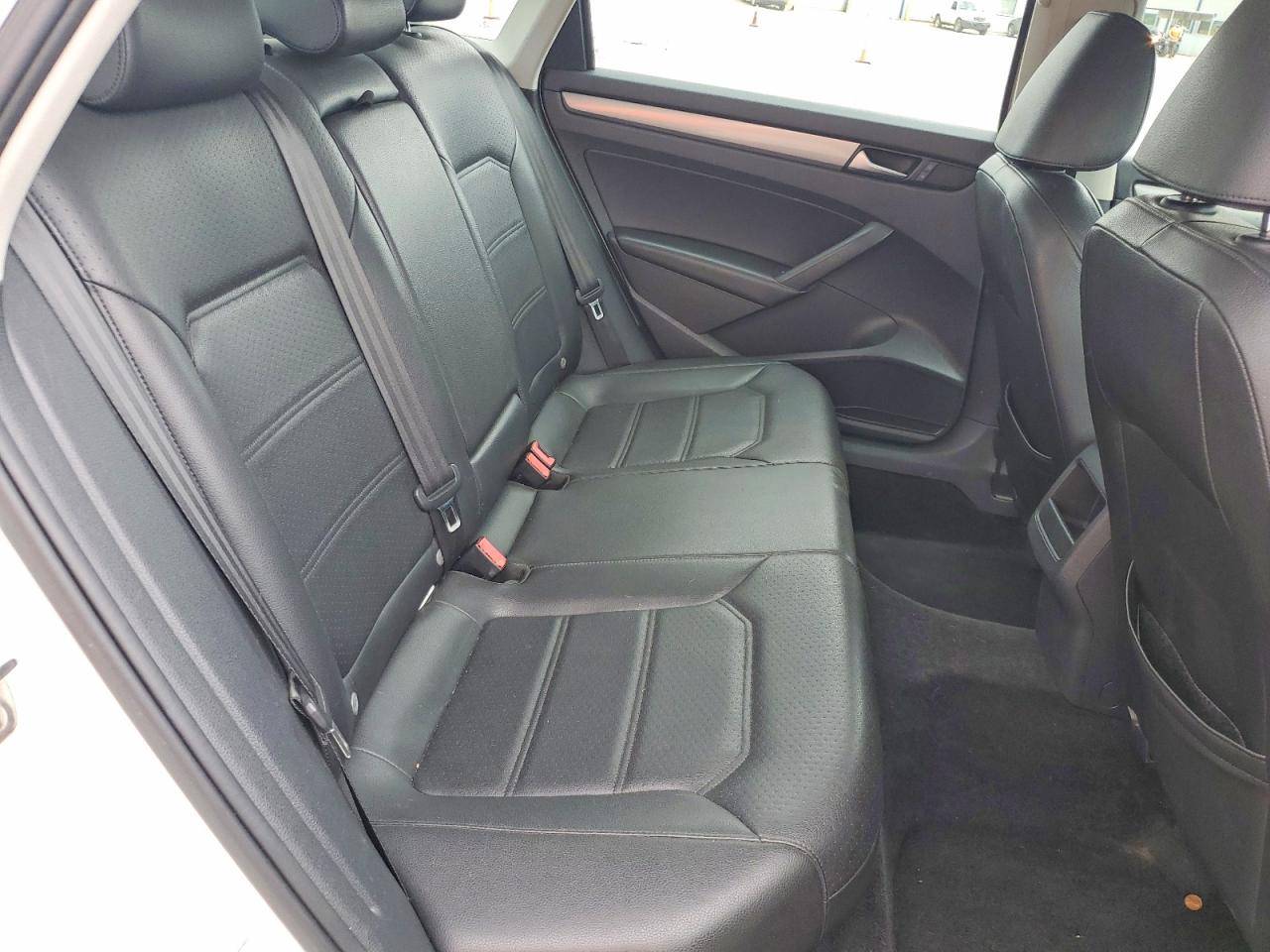 2015 VOLKSWAGEN PASSAT S photo 28