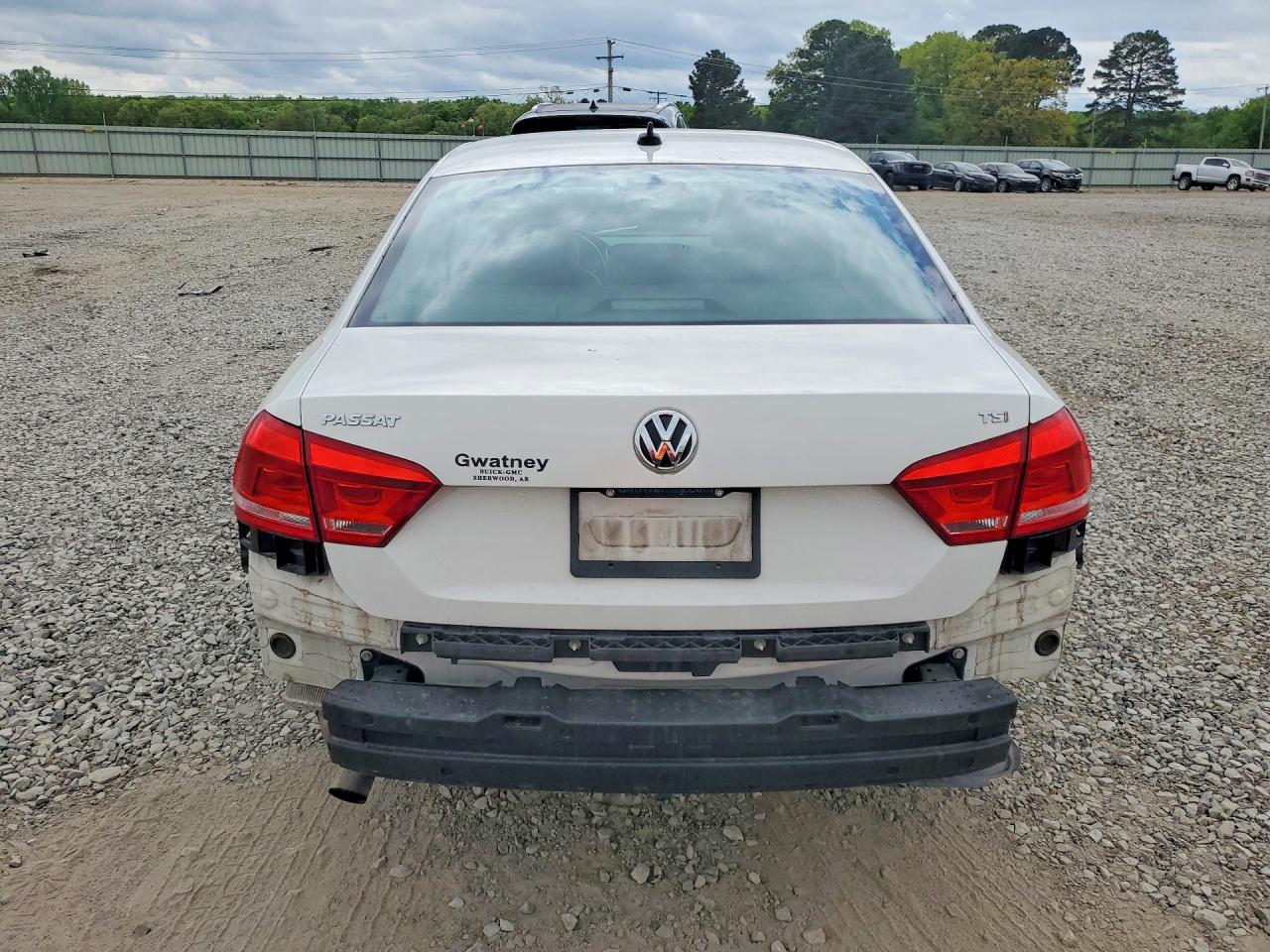 2015 VOLKSWAGEN PASSAT S photo 16