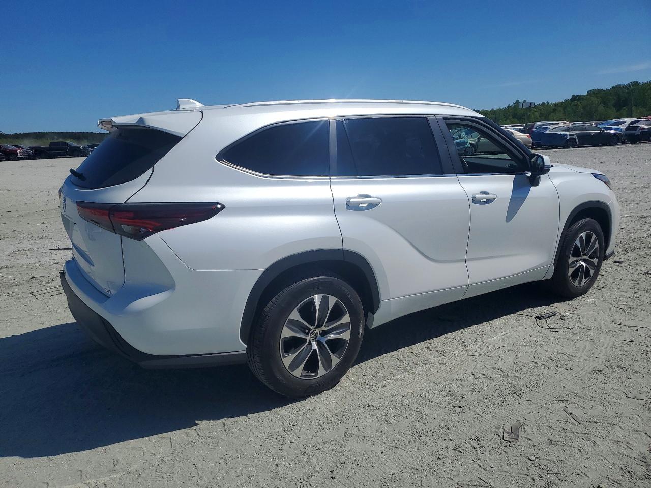 2024 TOYOTA HIGHLANDER XLE photo 7
