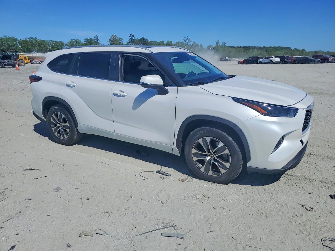 2024 TOYOTA HIGHLANDER XLE photo 10