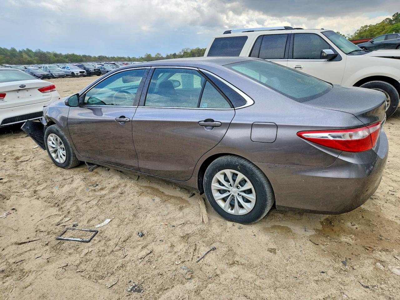 2016 TOYOTA CAMRY LE photo 3