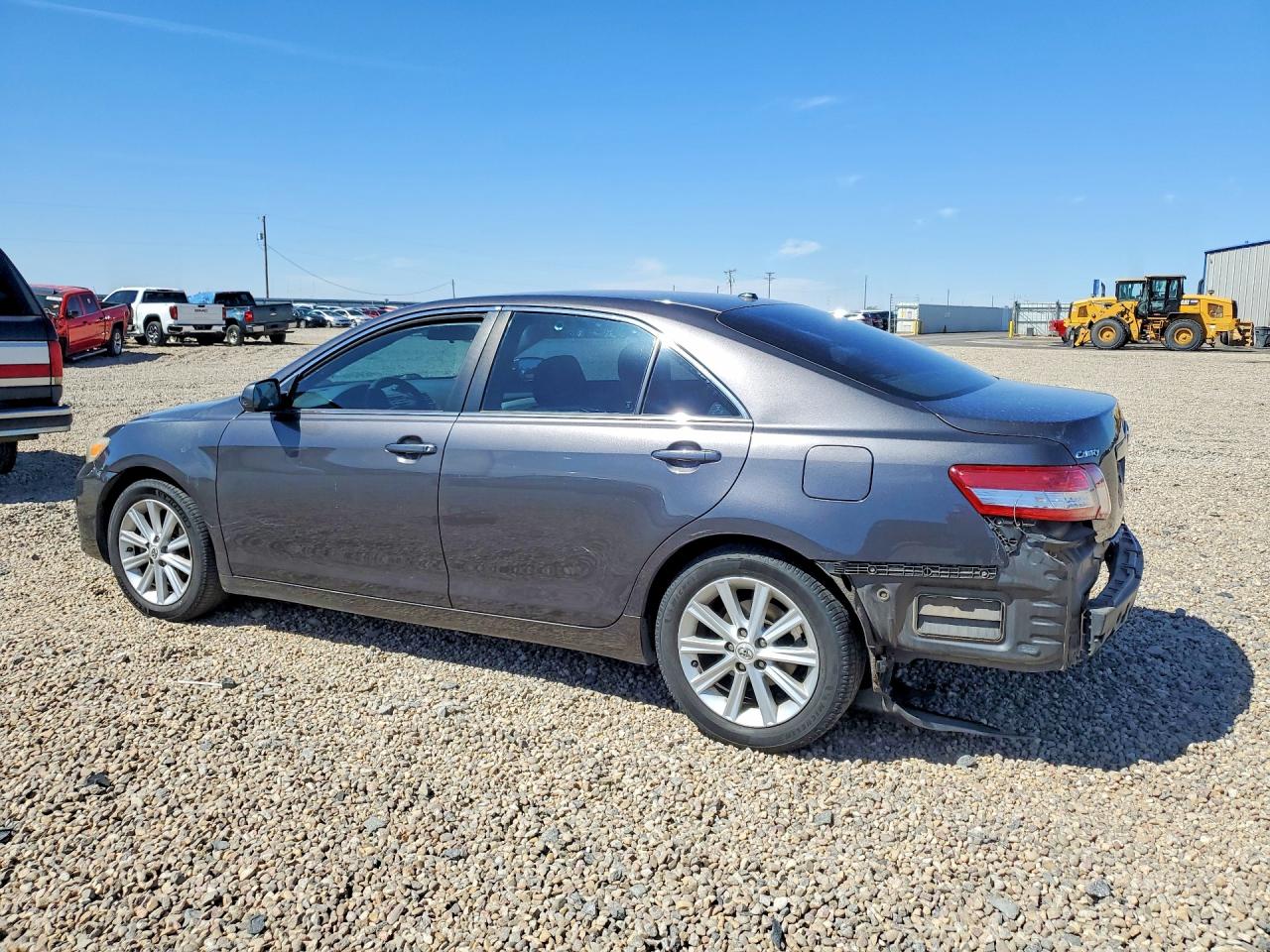 2011 TOYOTA CAMRY LE photo 3