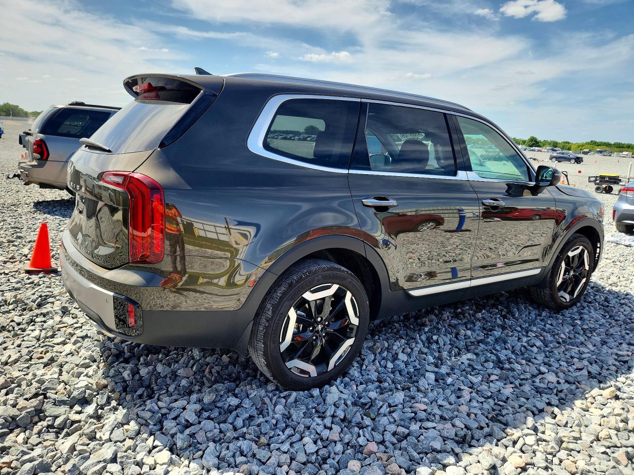 2025 KIA TELLURIDE S photo 5
