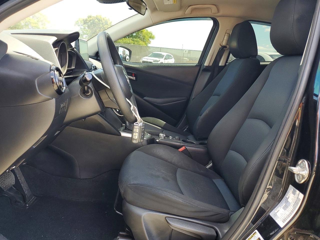 2019 TOYOTA YARIS L photo 13