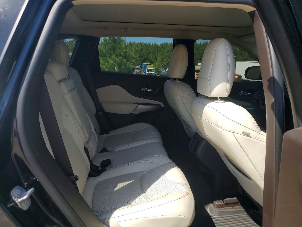 2017 JEEP CHEROKEE OVERLAND photo 28