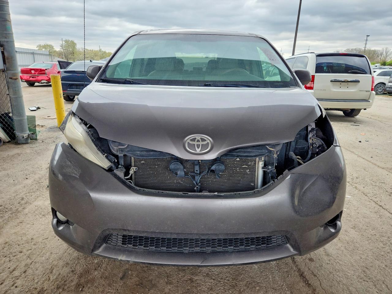 2014 TOYOTA SIENNA XLE 8-PASSENGER photo 5