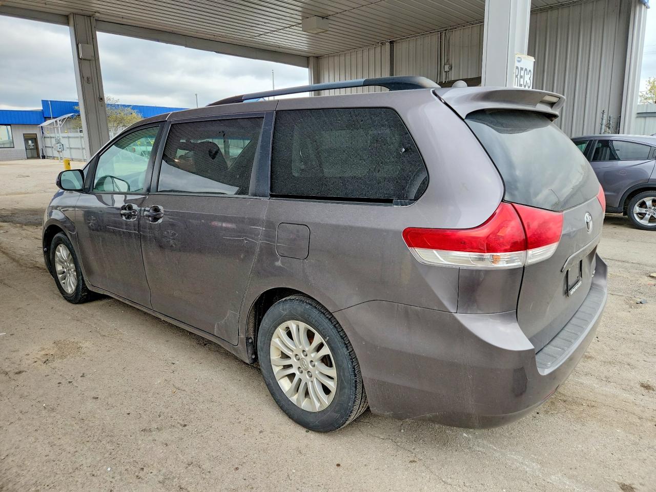 2014 TOYOTA SIENNA XLE 8-PASSENGER photo 2