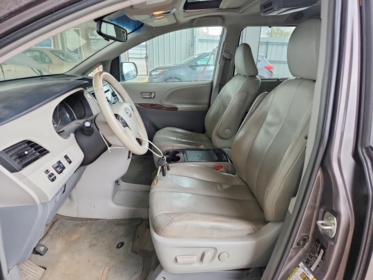 2014 TOYOTA SIENNA XLE 8-PASSENGER photo 7