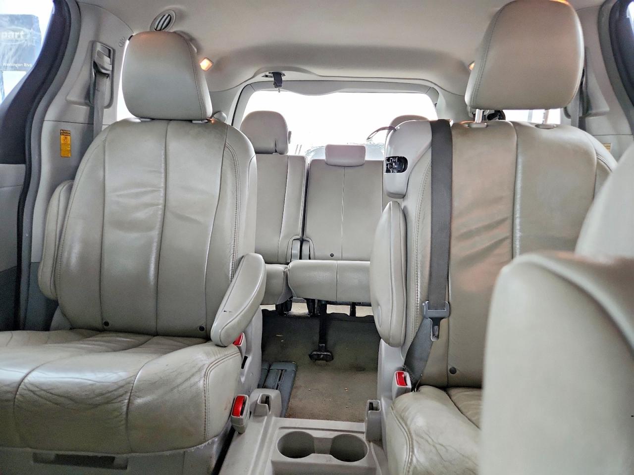 2014 TOYOTA SIENNA XLE 8-PASSENGER photo 10