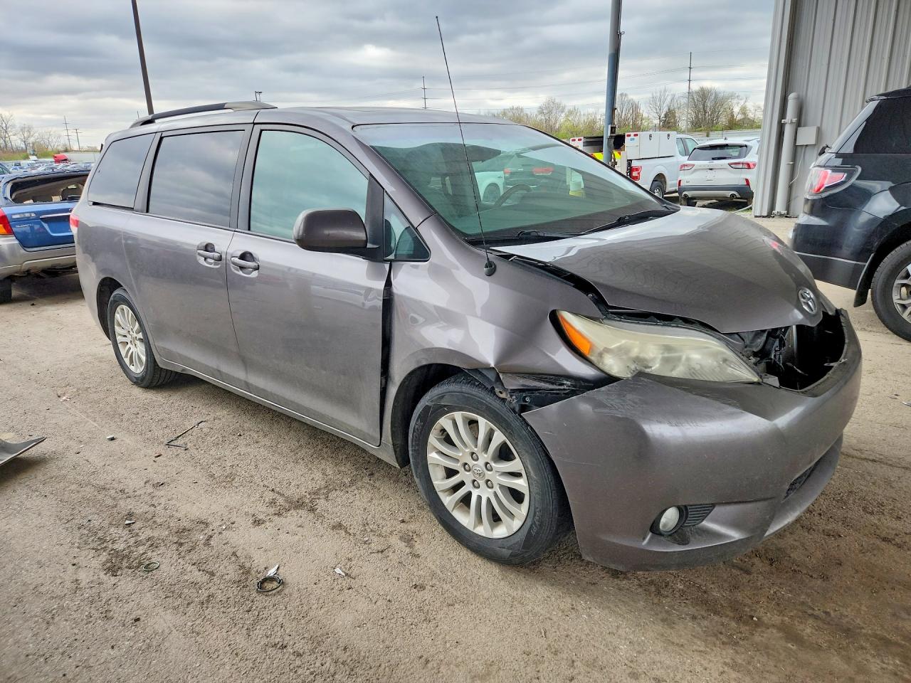 2014 TOYOTA SIENNA XLE 8-PASSENGER photo 4
