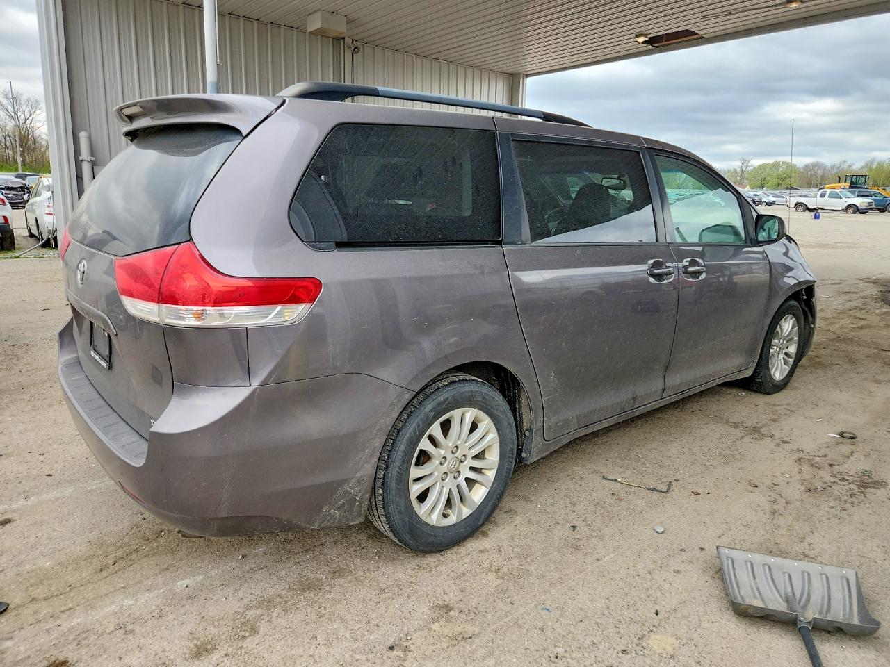 2014 TOYOTA SIENNA XLE 8-PASSENGER photo 3