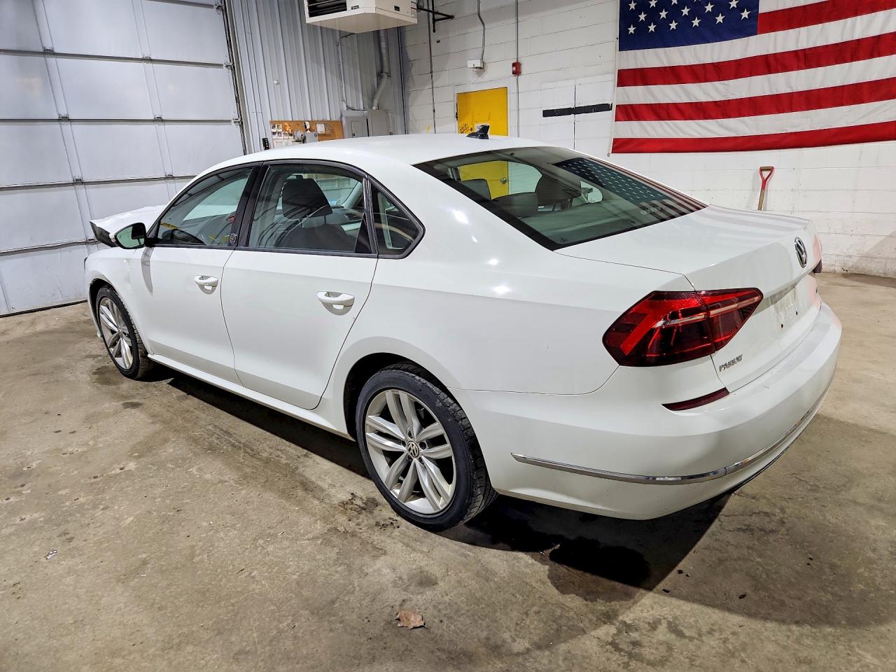 2019 VOLKSWAGEN PASSAT WOLFSBURG photo 3