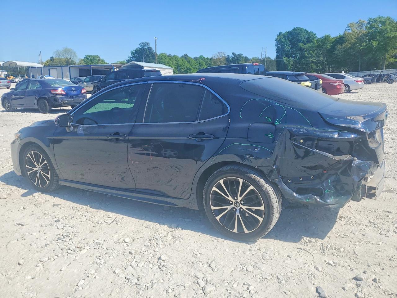 2018 TOYOTA CAMRY SE photo 4