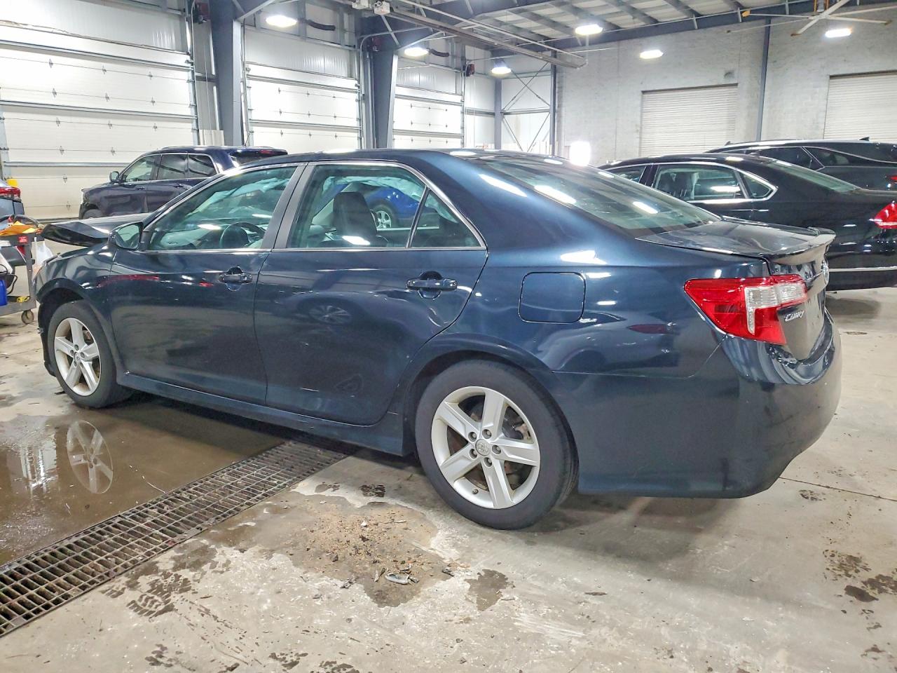 2013 TOYOTA CAMRY SE photo 4