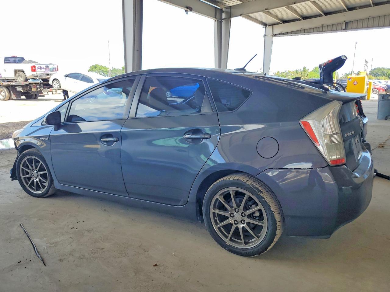 2010 TOYOTA PRIUS III photo 3