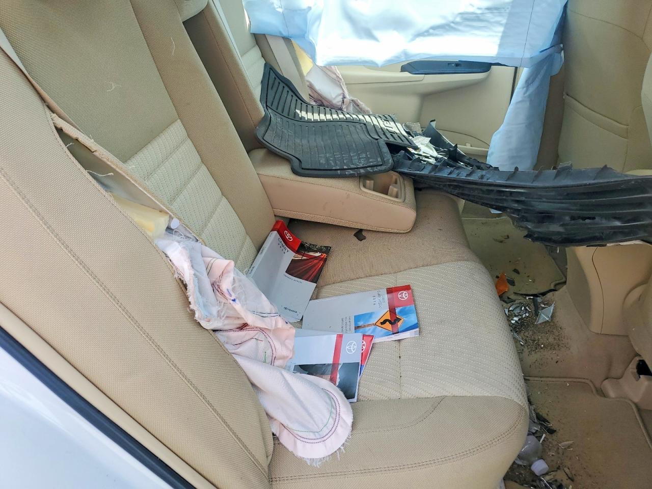2016 TOYOTA CAMRY LE photo 28