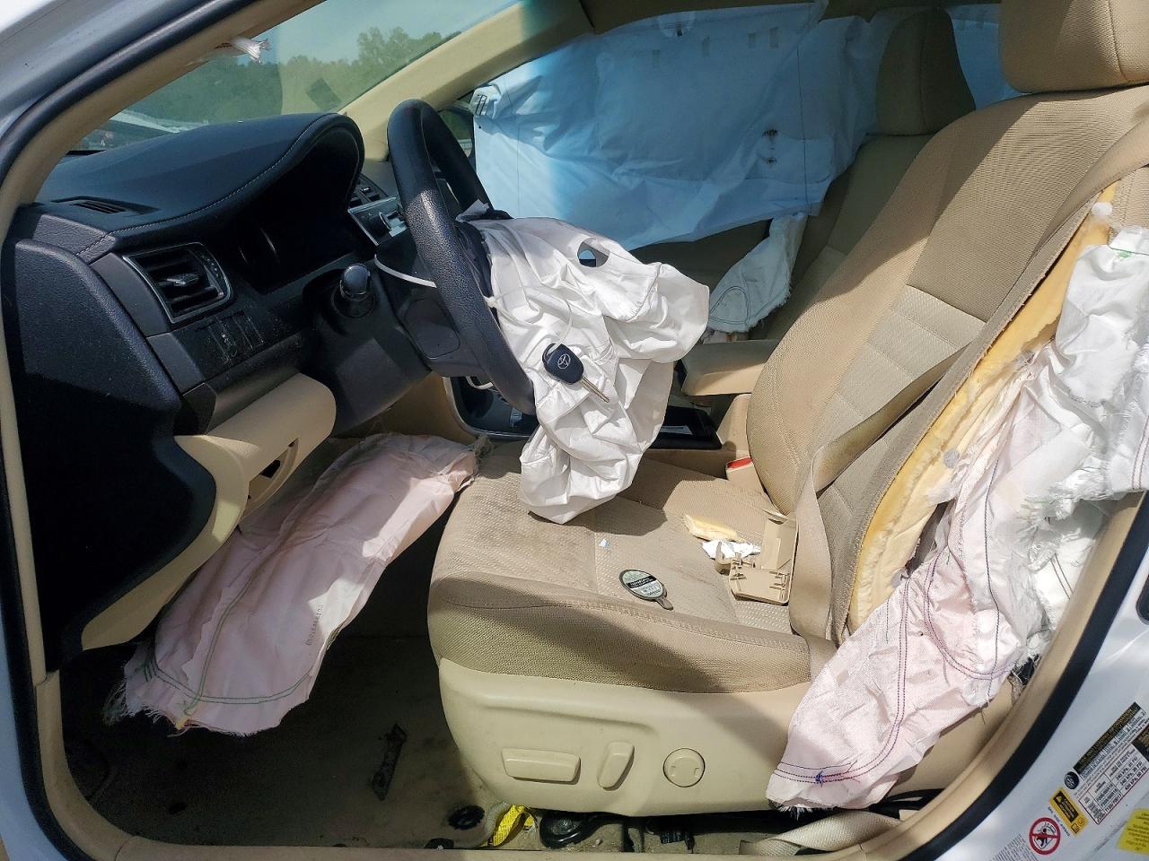 2016 TOYOTA CAMRY LE photo 19