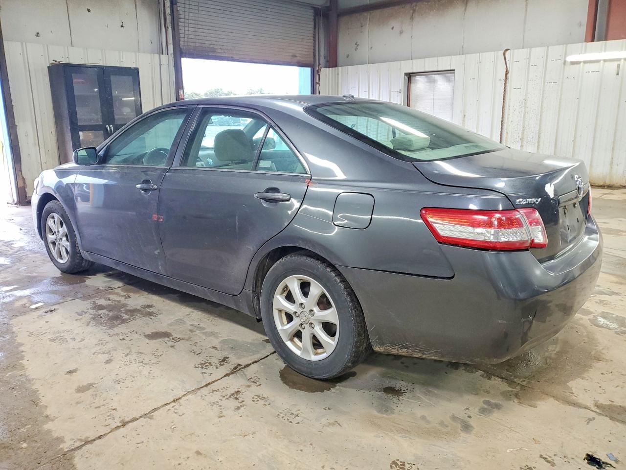 2011 TOYOTA CAMRY LE photo 3