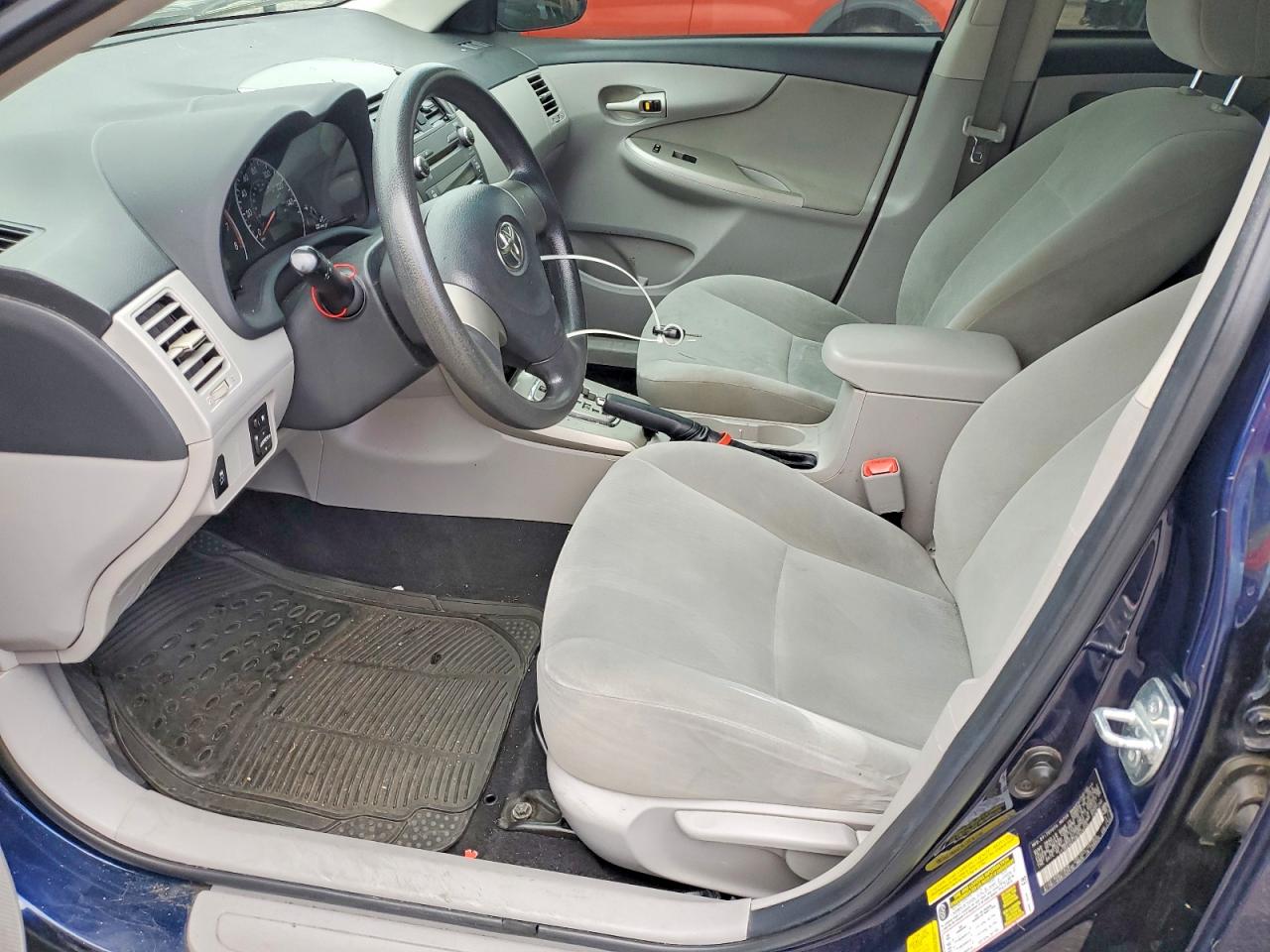 2011 TOYOTA COROLLA LE photo 13