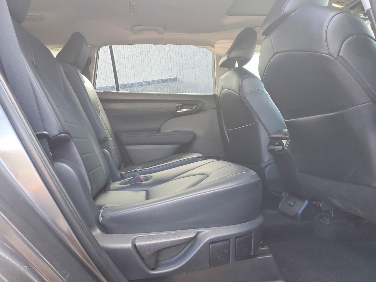 2023 TOYOTA HIGHLANDER XLE photo 31