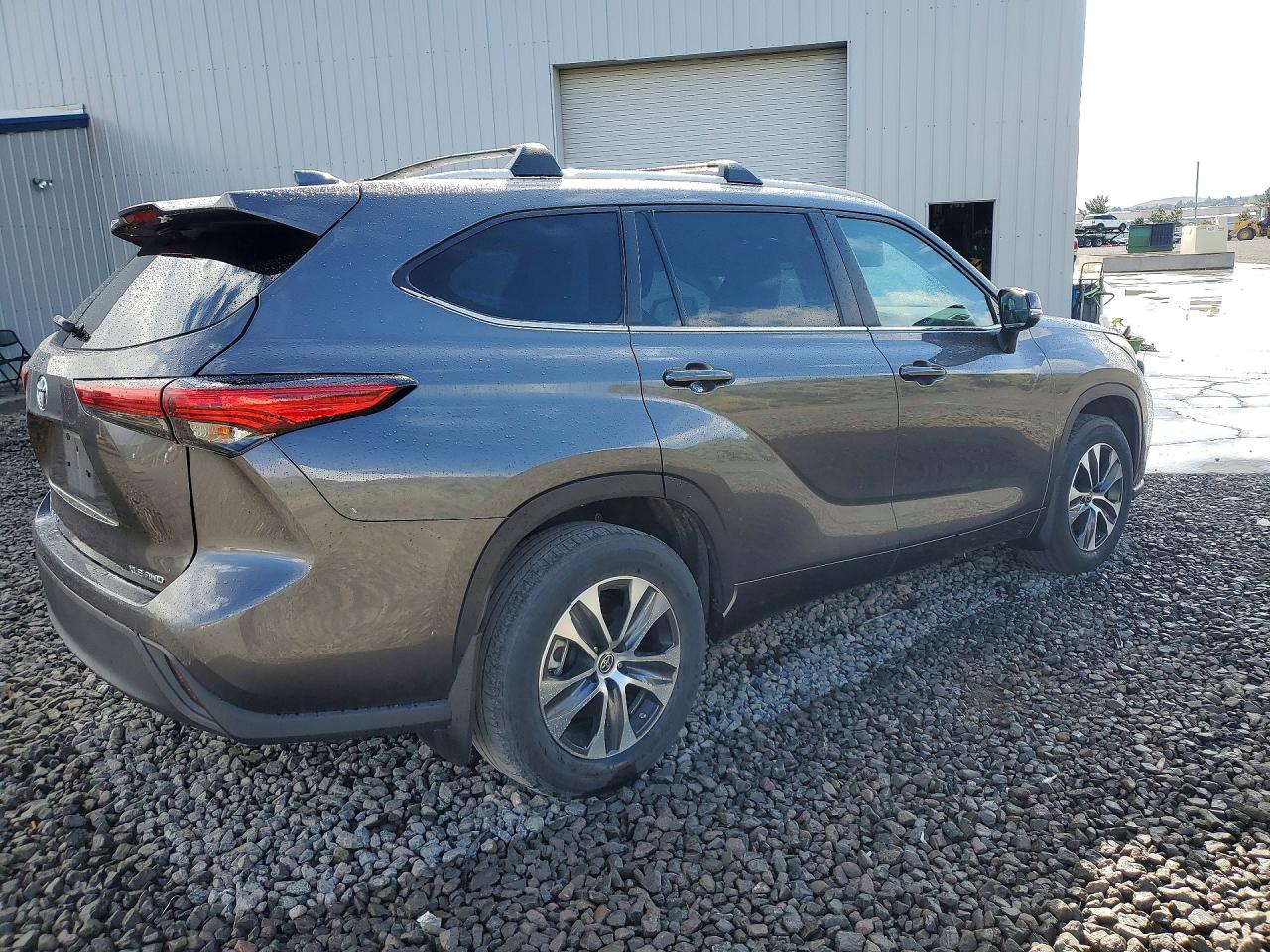 2023 TOYOTA HIGHLANDER XLE photo 7