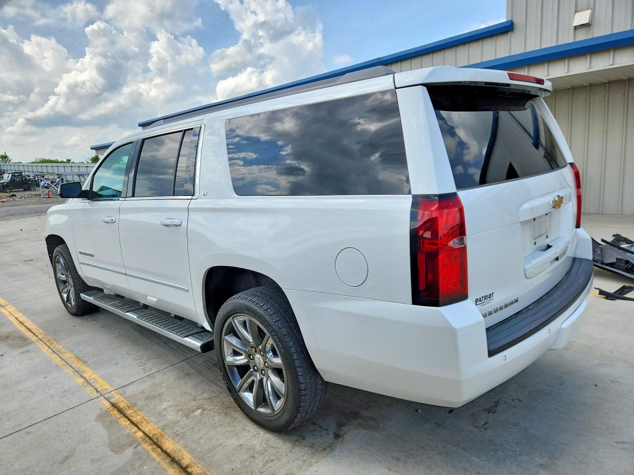2018 CHEVROLET SUBURBAN C1500 LT photo 3