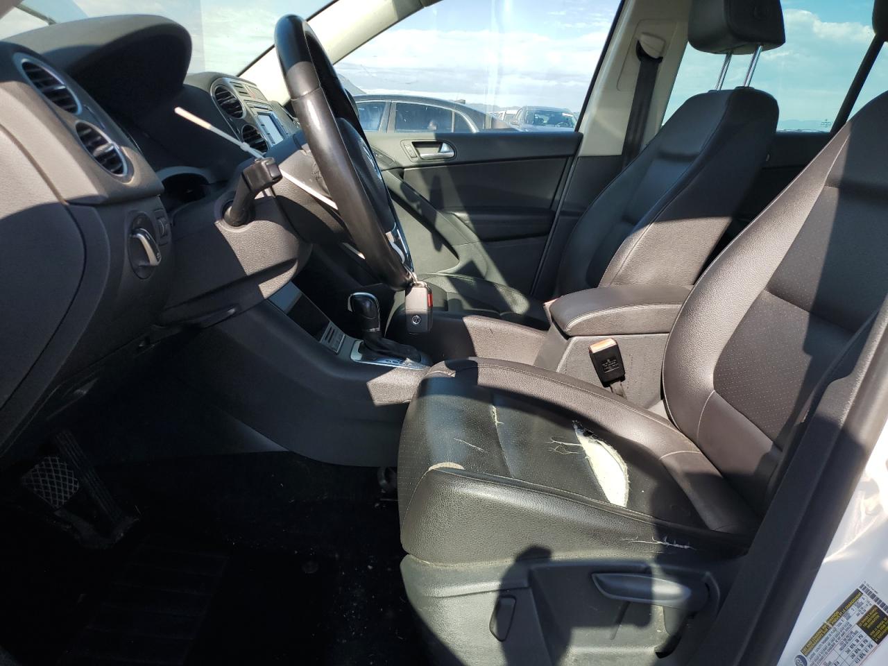2011 VOLKSWAGEN TIGUAN S photo 13