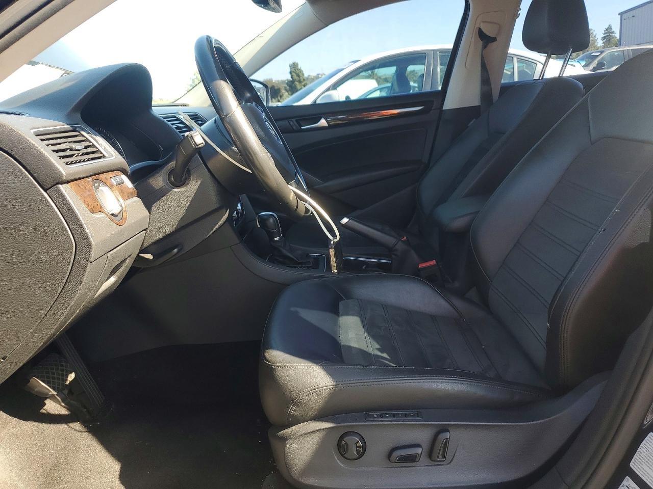 2015 VOLKSWAGEN PASSAT SEL photo 13