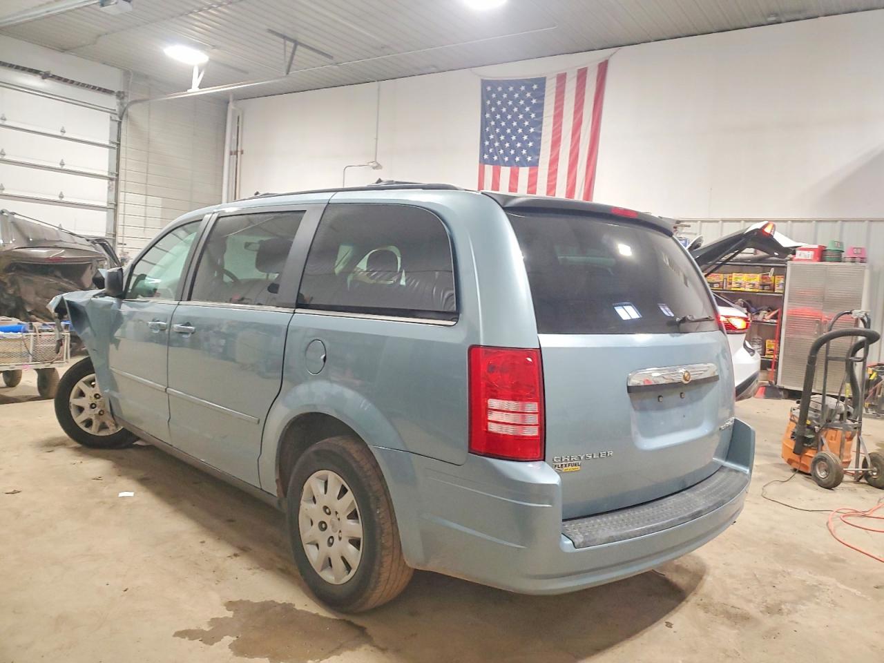 2010 CHRYSLER TOWN & COUNTRY LX photo 3
