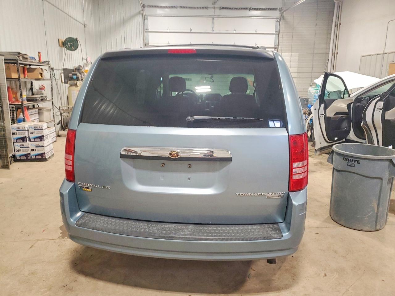 2010 CHRYSLER TOWN & COUNTRY LX photo 11