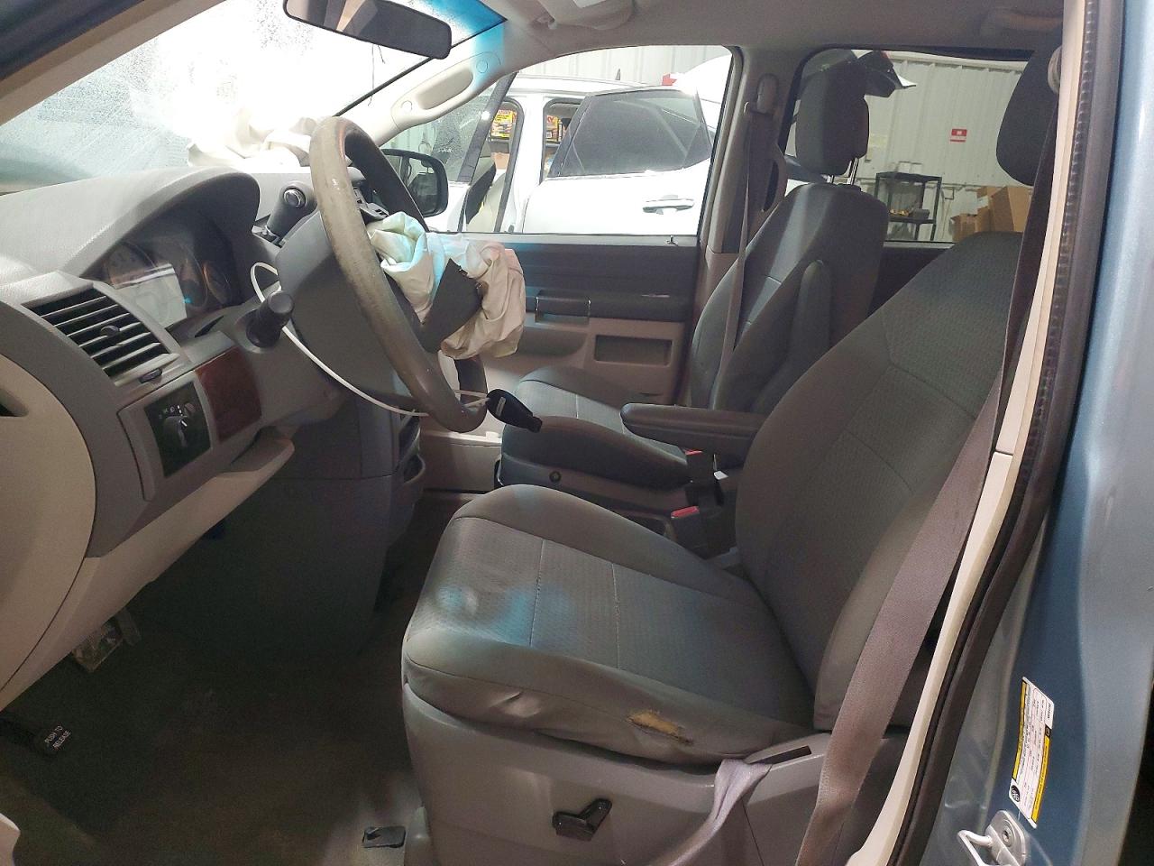 2010 CHRYSLER TOWN & COUNTRY LX photo 13