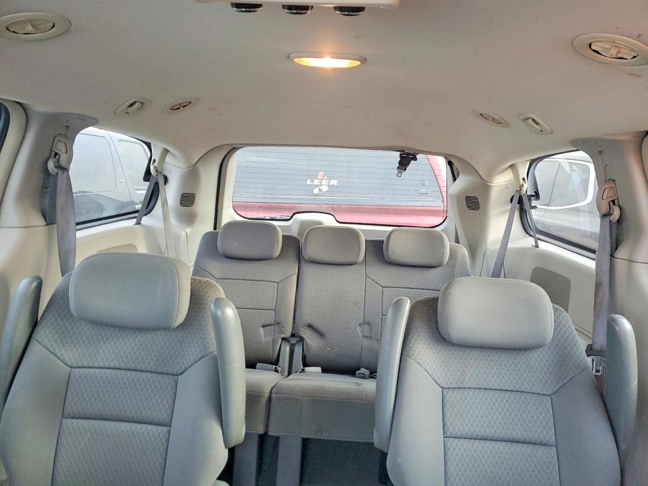 2010 CHRYSLER TOWN & COUNTRY LX photo 19