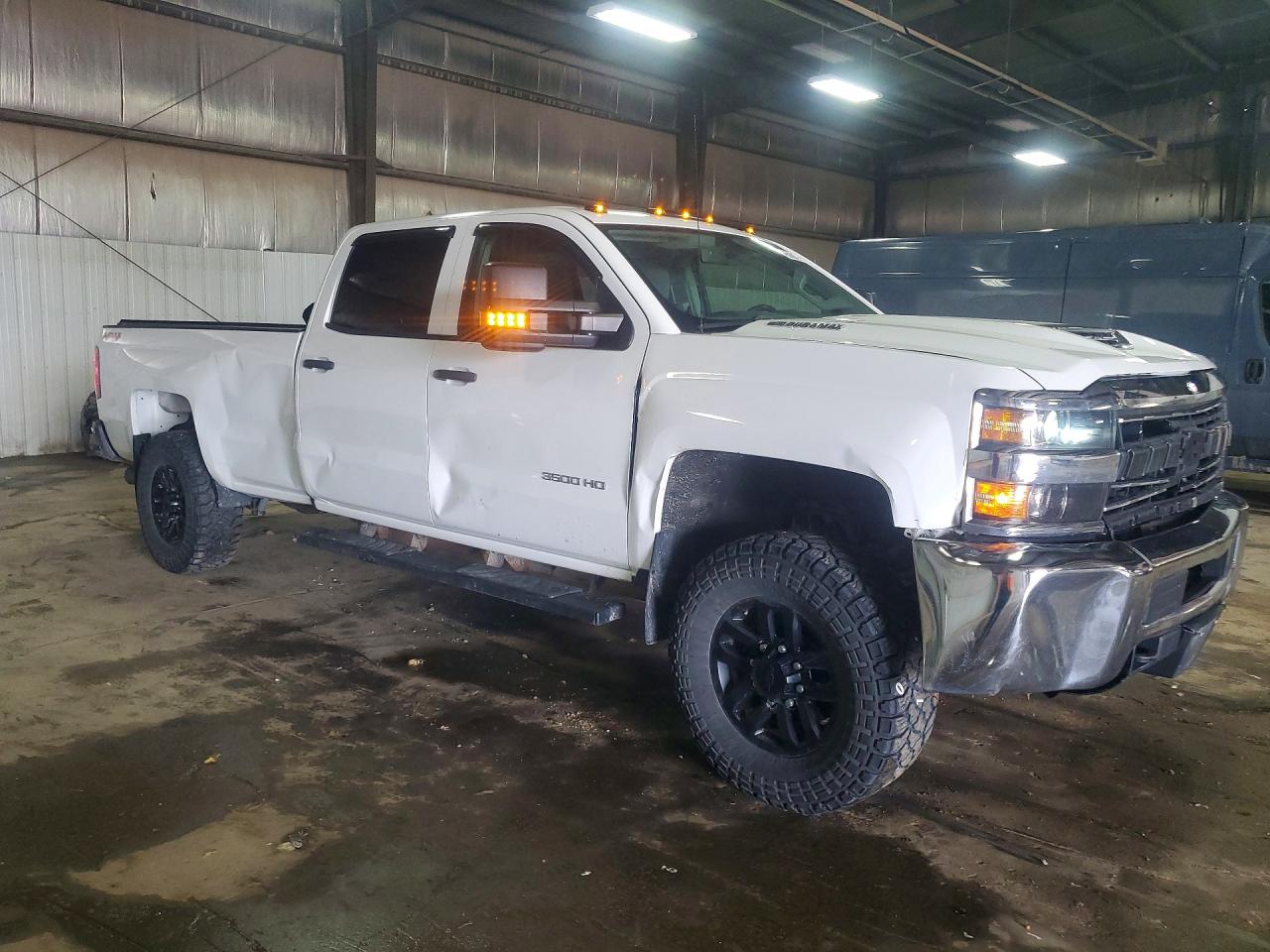 2017 CHEVROLET SILVERADO photo 4