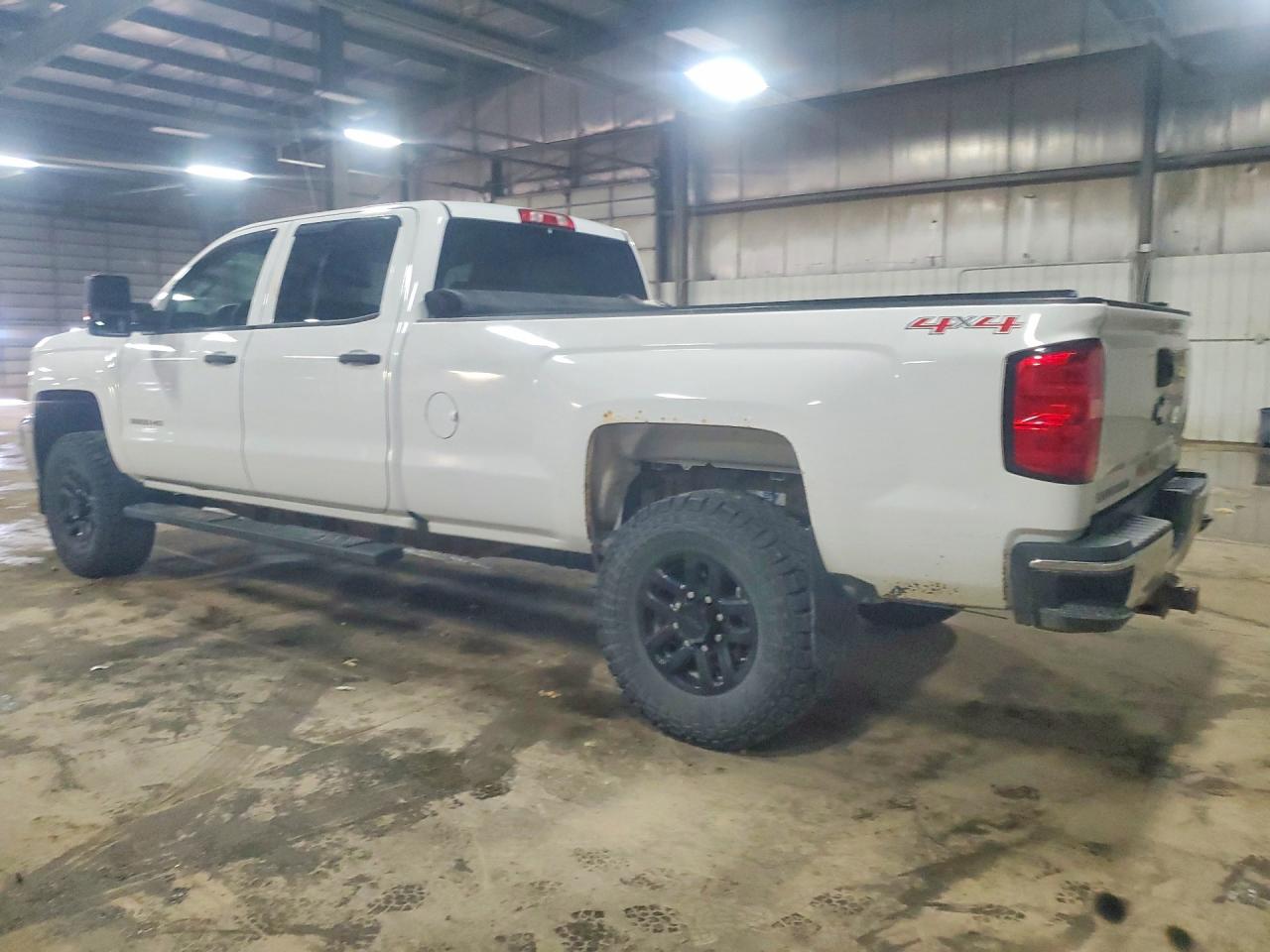 2017 CHEVROLET SILVERADO photo 2