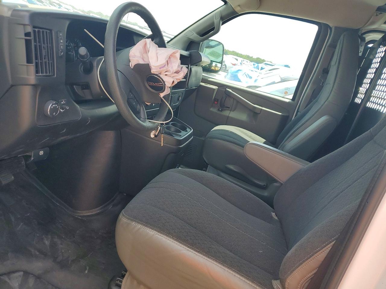 2024 GMC SAVANA G2500 photo 19