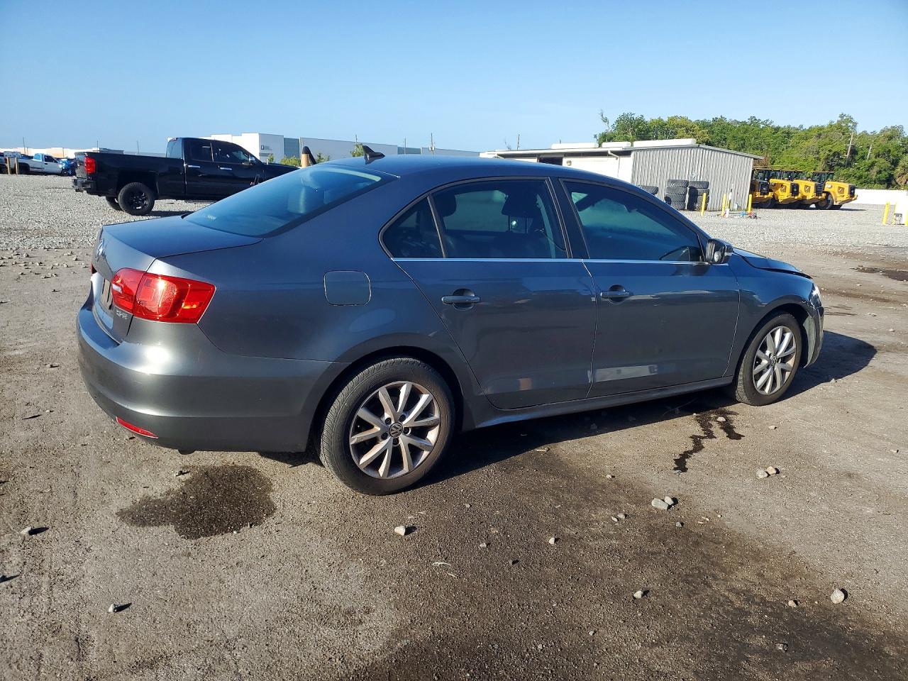 2013 VOLKSWAGEN JETTA SE photo 3