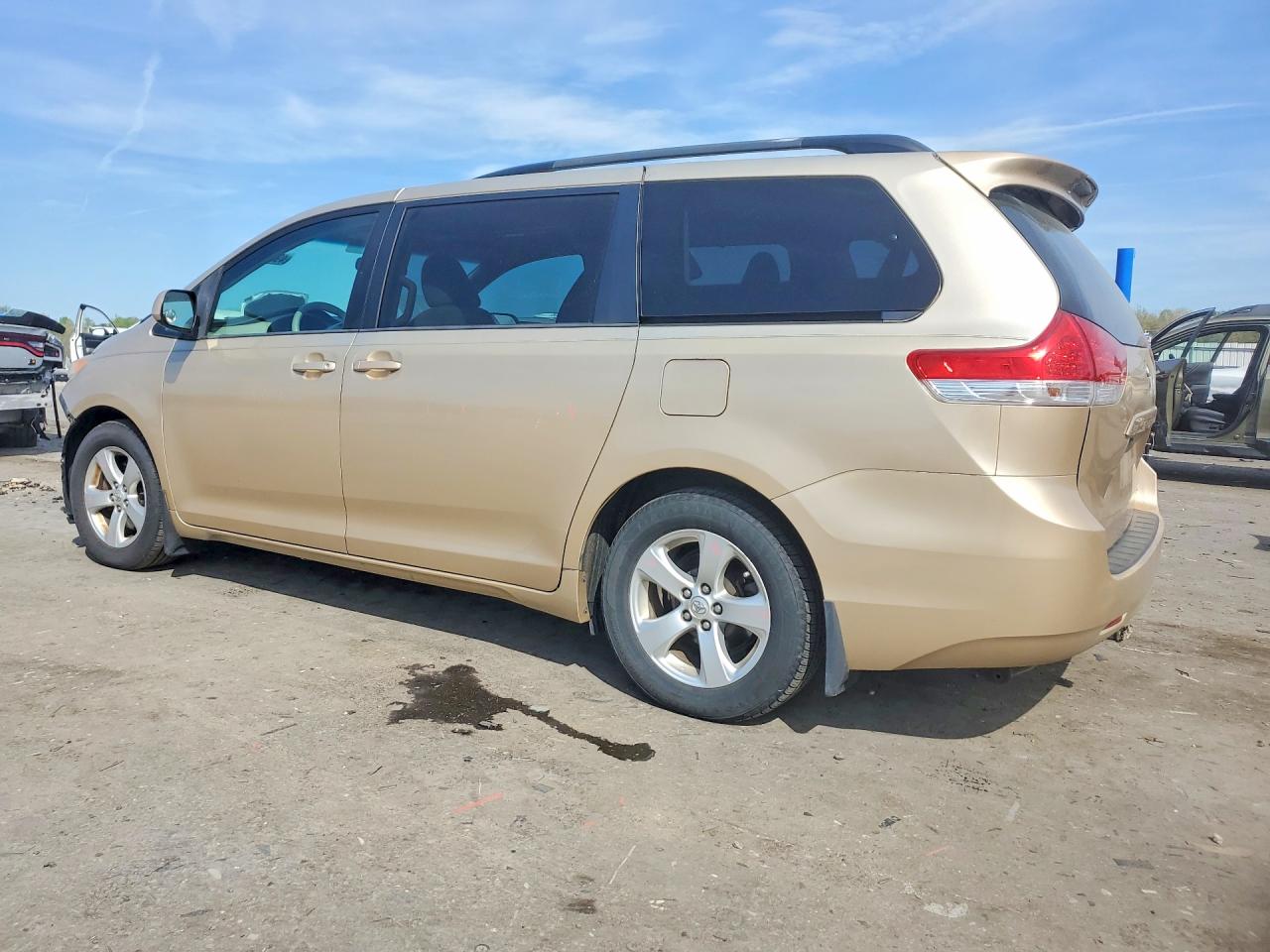 2013 TOYOTA SIENNA LE photo 3