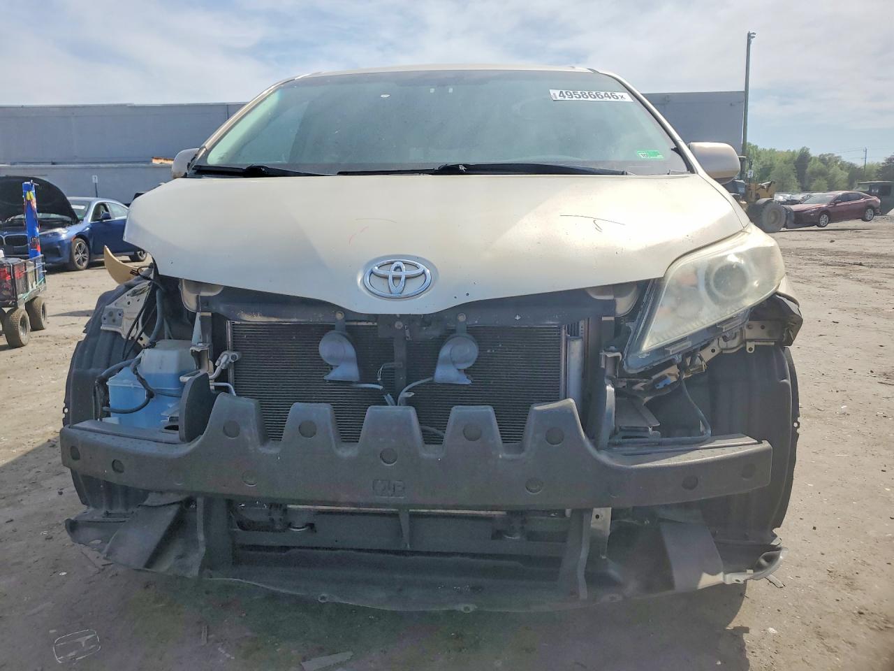 2013 TOYOTA SIENNA LE photo 9