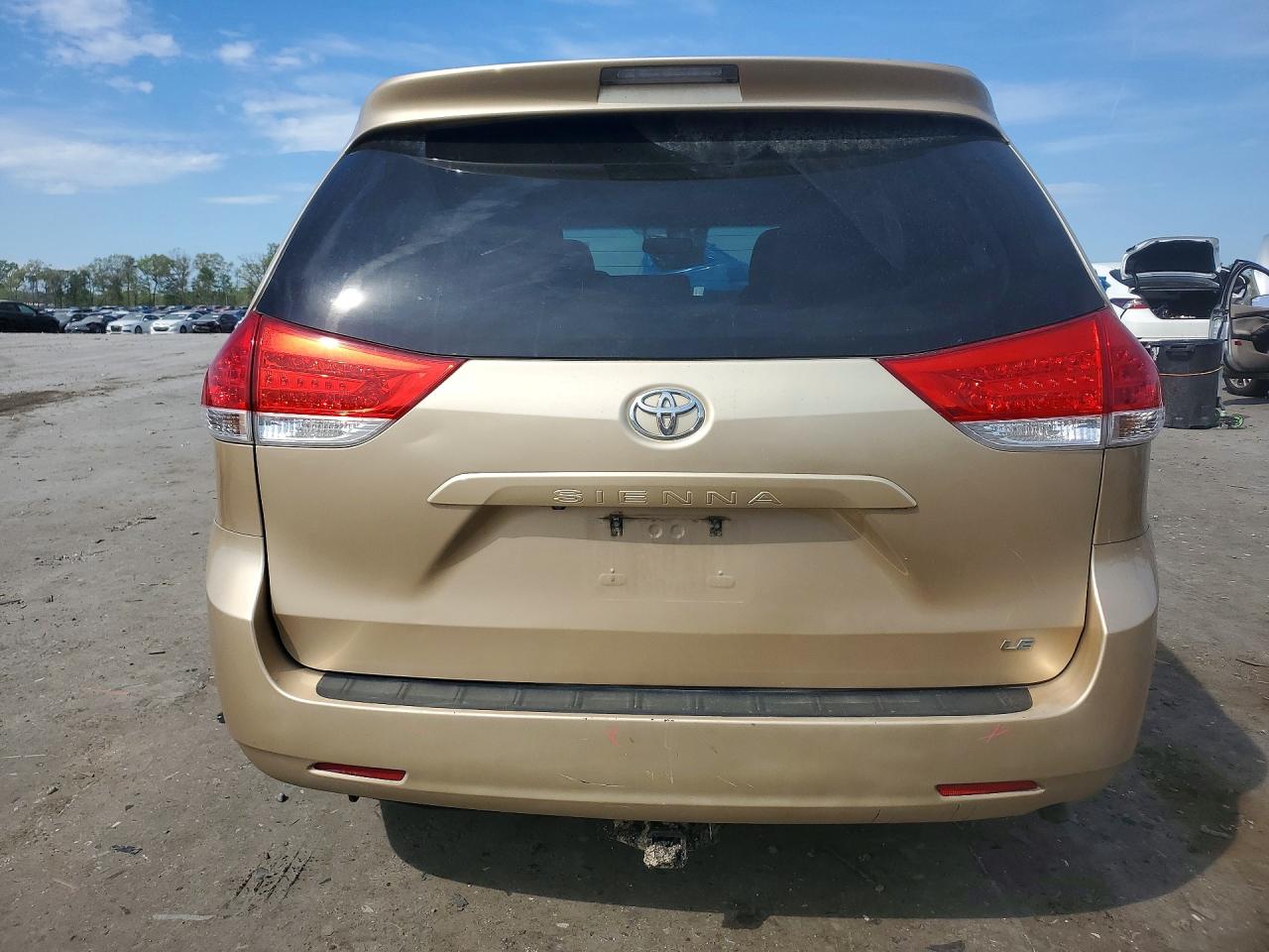 2013 TOYOTA SIENNA LE photo 11