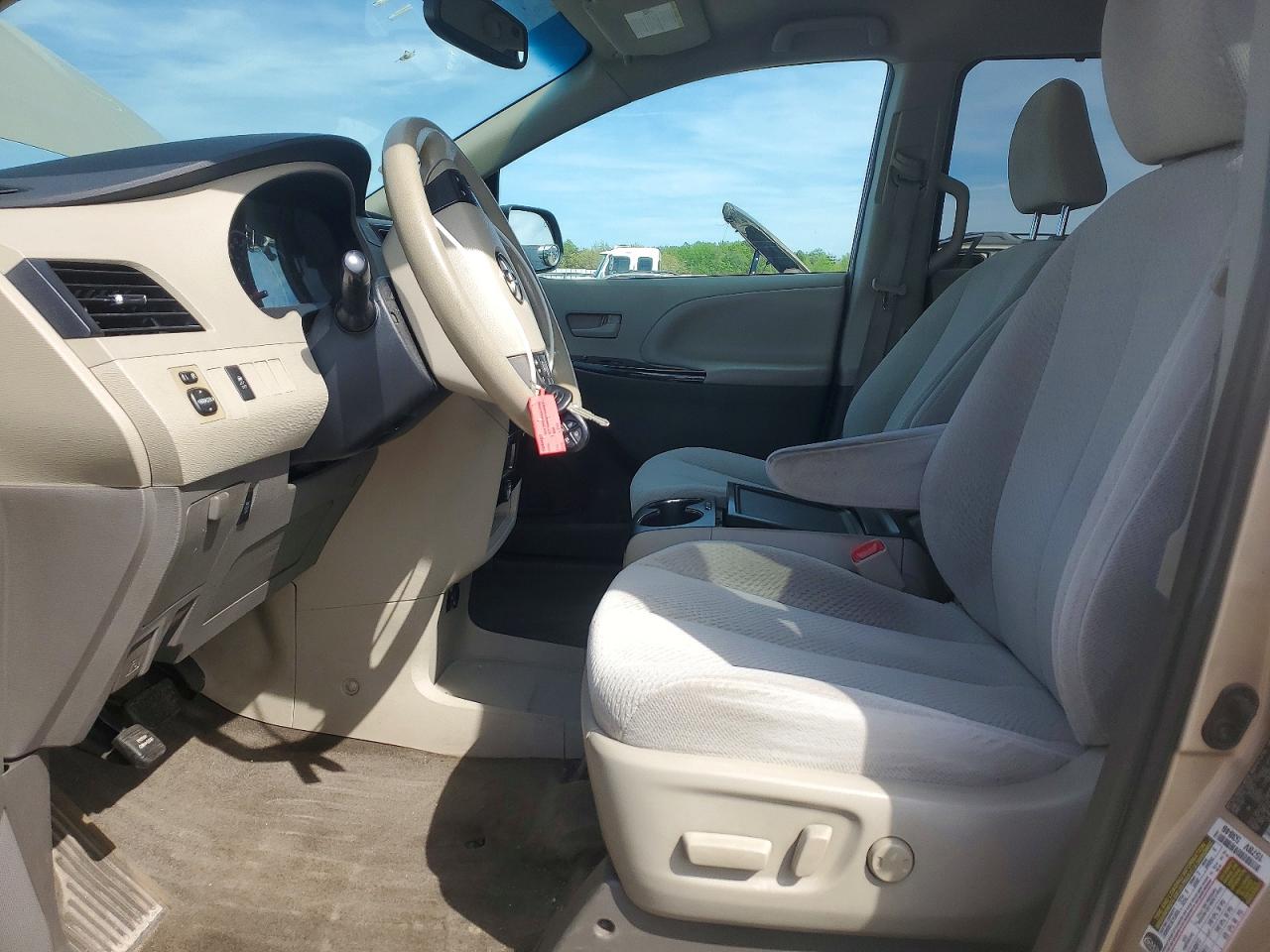 2013 TOYOTA SIENNA LE photo 13