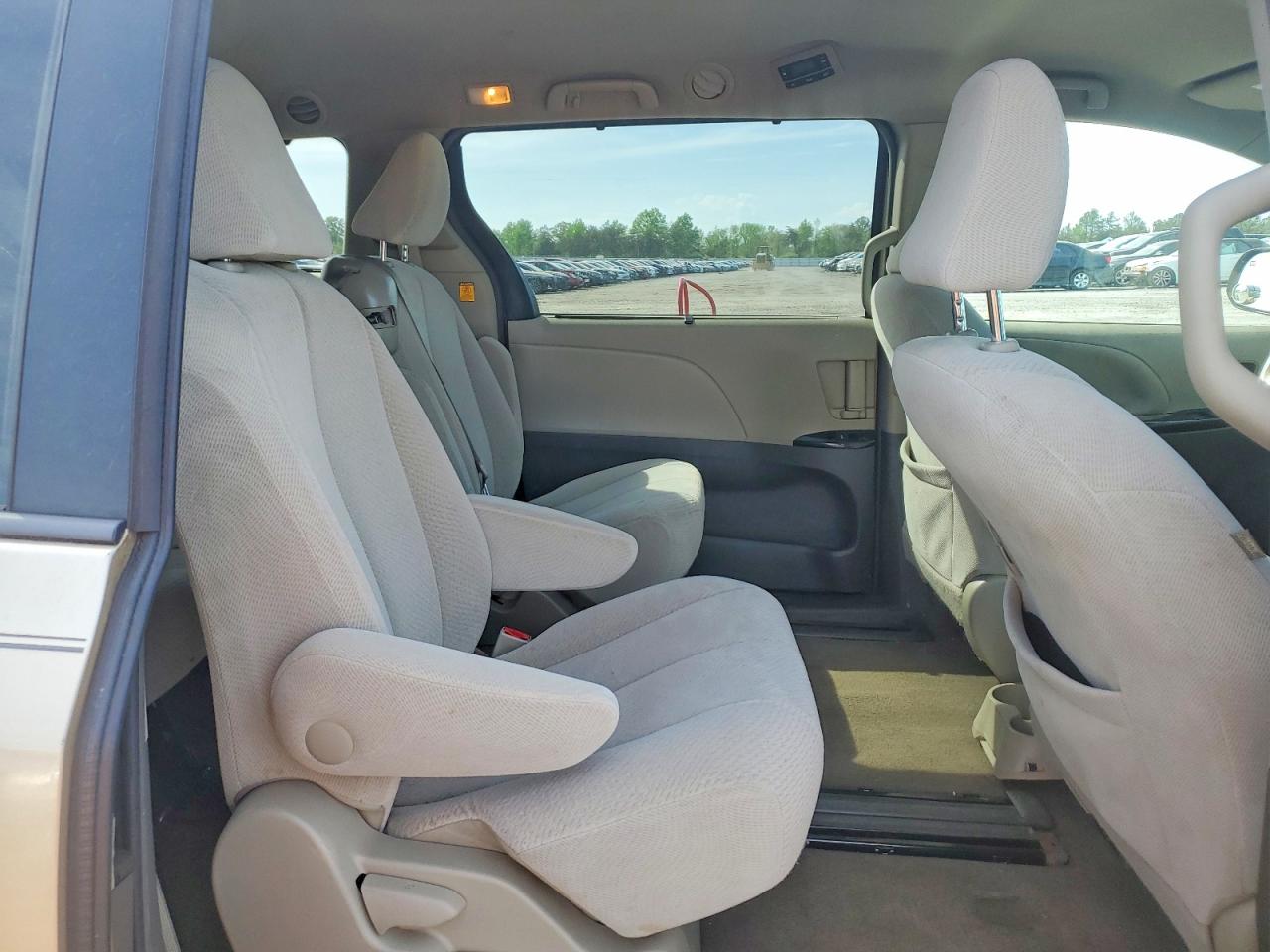 2013 TOYOTA SIENNA LE photo 21