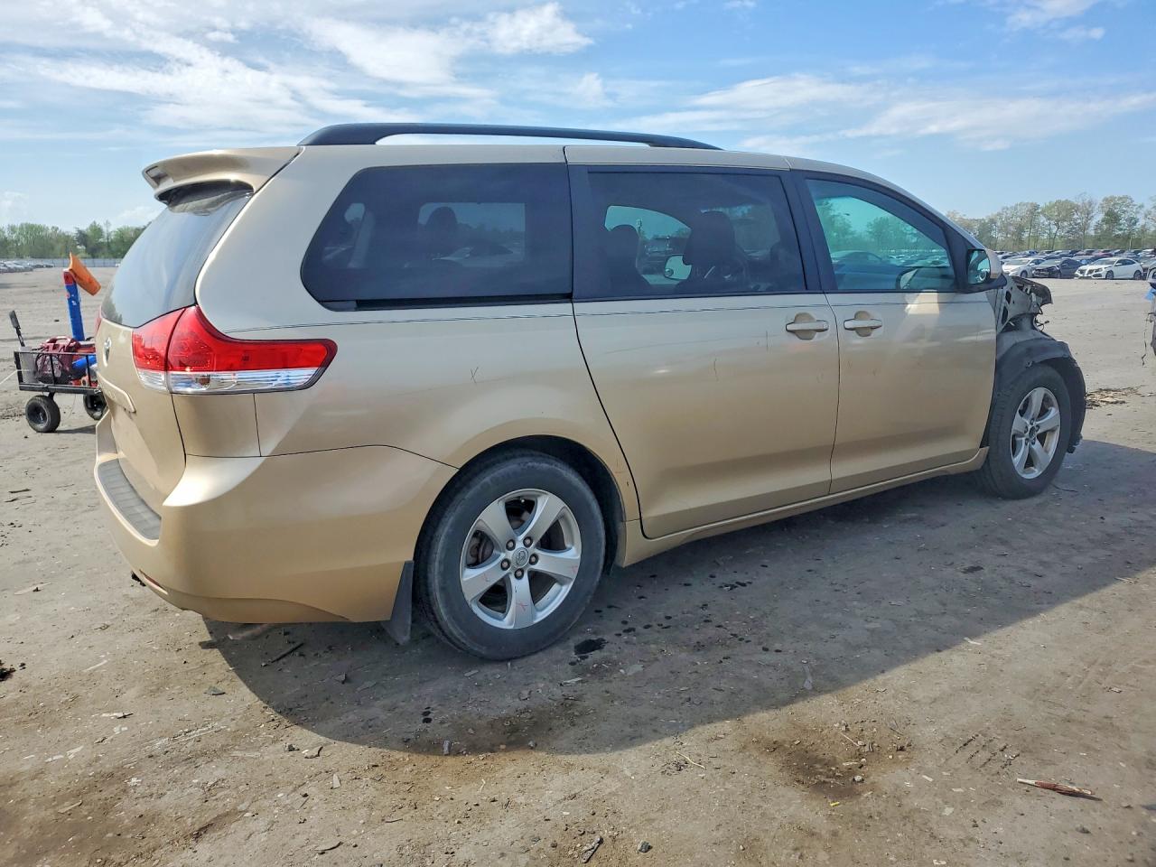2013 TOYOTA SIENNA LE photo 5