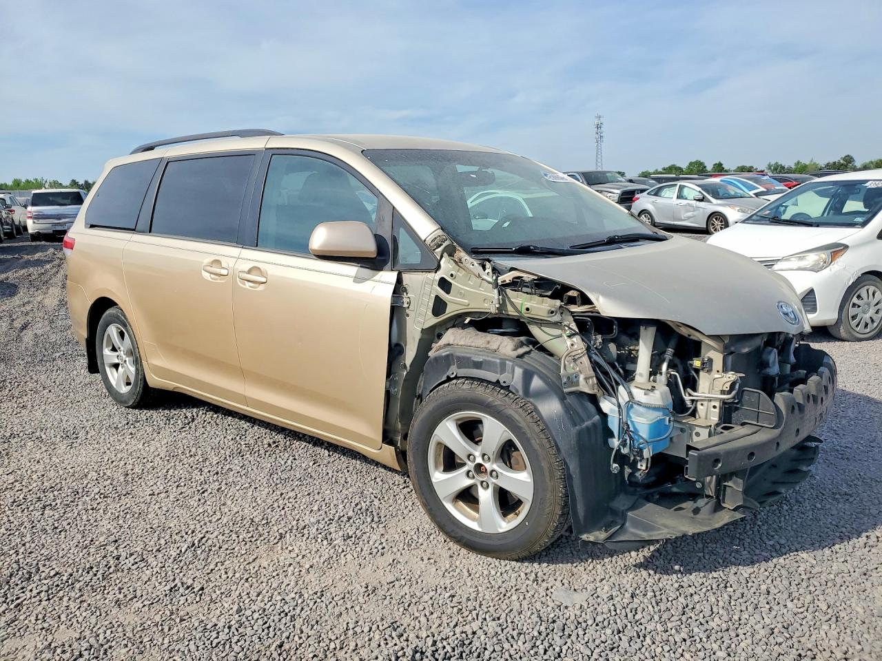 2013 TOYOTA SIENNA LE photo 7