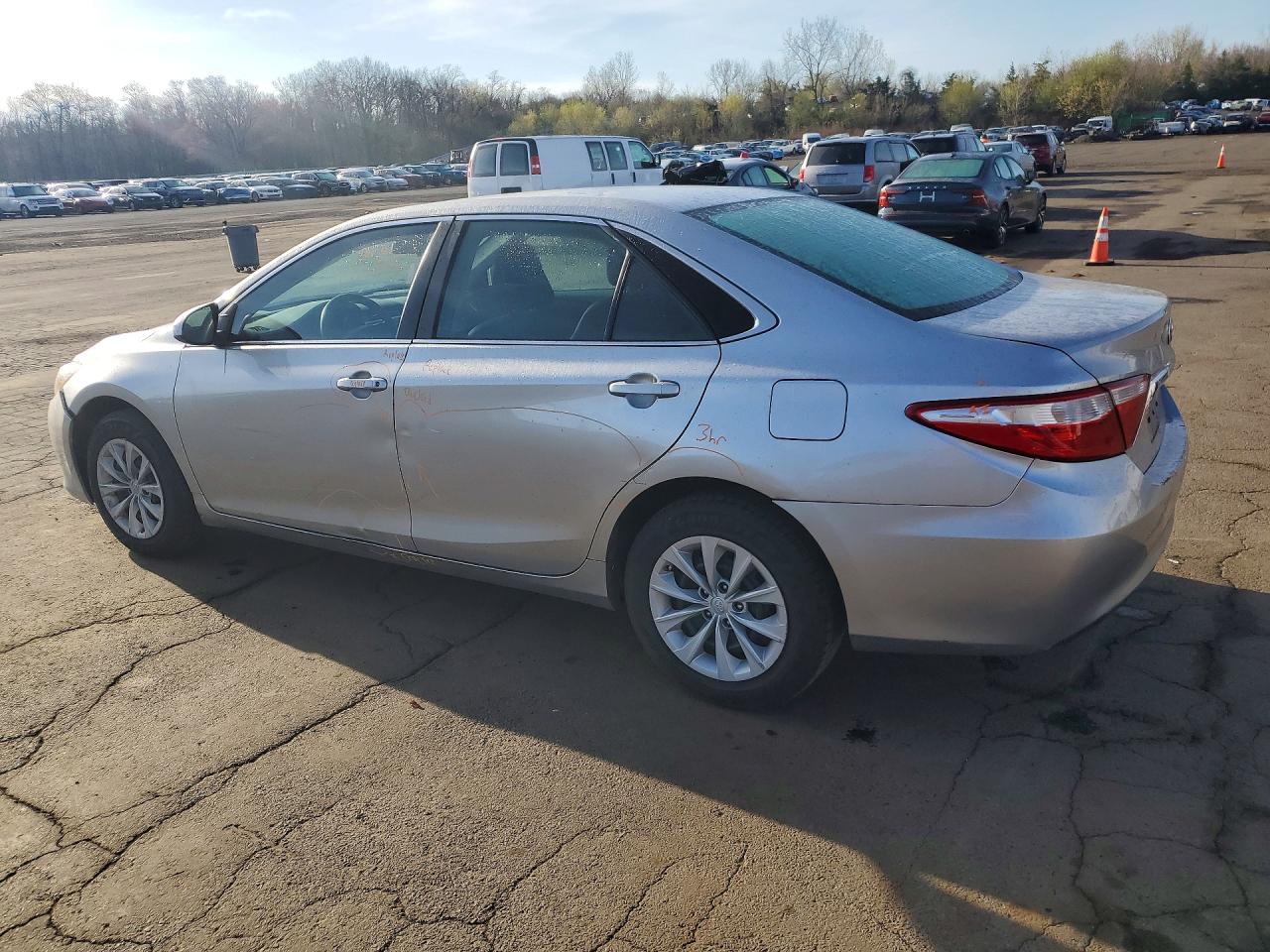 2017 TOYOTA CAMRY LE photo 4
