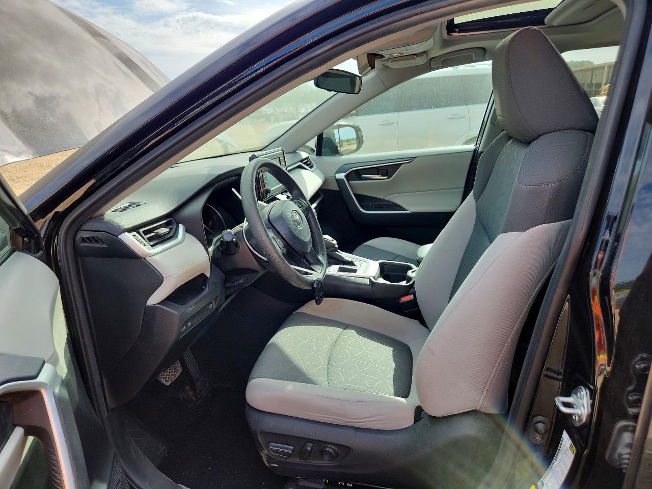 2021 TOYOTA RAV4 XLE photo 13
